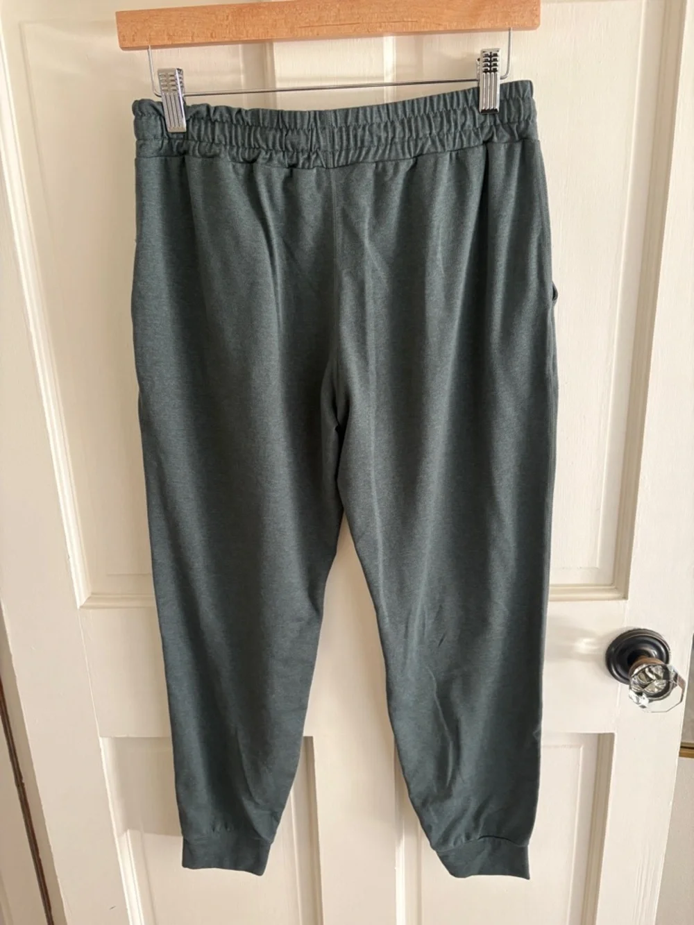 VUORI Jogger in Kelp Green - Picture 4 of 6